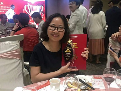 华芯杯张总拿奖杯-中发智造